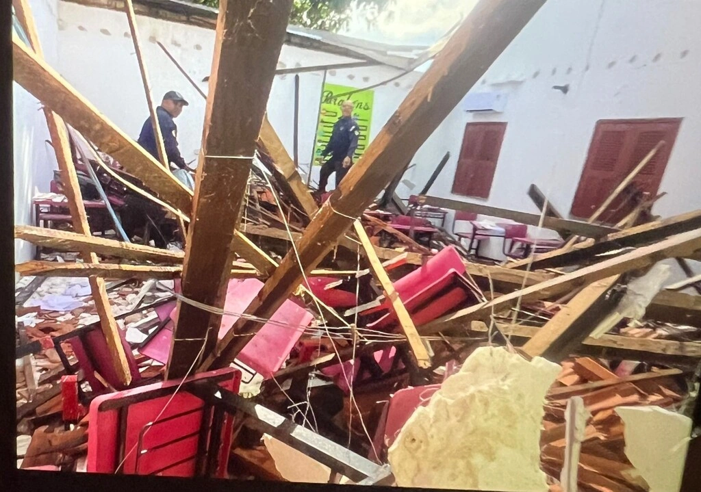 Telhado De Sala De Aula Desaba E Deixa Alunos Feridos Em Escola De